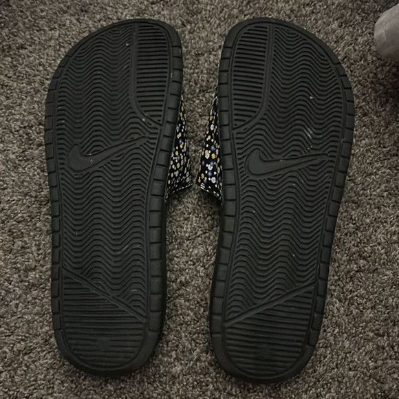women’s flower print nike slides - Picture 2 of 3